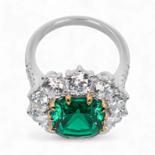 人造绿宝石和钻石戒指