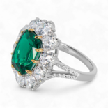 人造绿宝石和钻石戒指