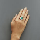 人造绿宝石和钻石戒指