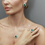 人造绿宝石和钻石戒指