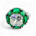 Anillo de esmeralda artificial y diamantes