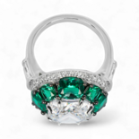 人造绿宝石和钻石戒指