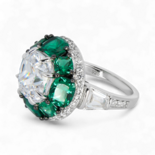 人造绿宝石和钻石戒指