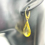 Verzierte Ohrringe mit facettiertem Bernstein