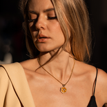 镶嵌琥珀的吊坠