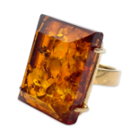 Mit Facetten versehener goldener Ring