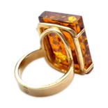 Mit Facetten versehener goldener Ring