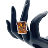 Mit Facetten versehener goldener Ring