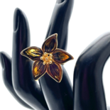 Mit Blume verzierte goldene Bernsteinring