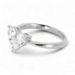 Herzförmiger künstlicher Diamantring