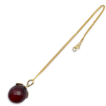 Pendentif en ambre de grande taille avec chaîne dorée
