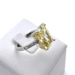 Bague en argent avec zircons