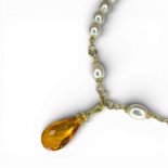 Collier avec grand ambre miel et perles