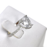 Каблучка з перлиною у формі груші з срібла