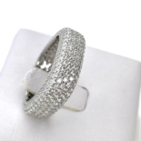 Rechteckiger Ring mit weißen Zirkonen