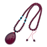 Roter Bernsteinanhänger mit Linse