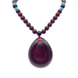 Roter Bernsteinanhänger mit Linse