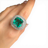 Ring mit Pavé-Kissenstein mit Paraiba-Glas und weißem Zirkon