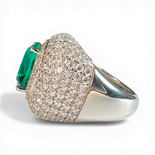 Ring mit Pavé-Kissenstein mit Paraiba-Glas und weißem Zirkon