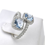 带蓝色锆石的银戒指