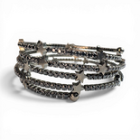 Pulsera espiral con estrellas y nano cristal negro