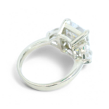 Anillo de compromiso de tres piedras