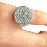 Weißer Pavé-Kleinfingerring