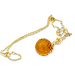 Pendentif en ambre avec chaîne dorée