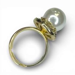 Anillo grande de perla y piedras de imitación