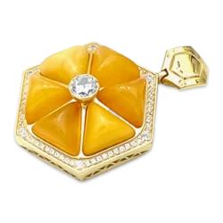 Verziertes Anhänger mit Bernstein