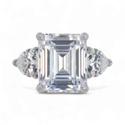 Bague de fiançailles à trois pierres