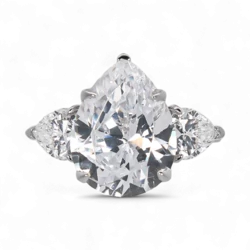 Bague de fiançailles à trois pierres