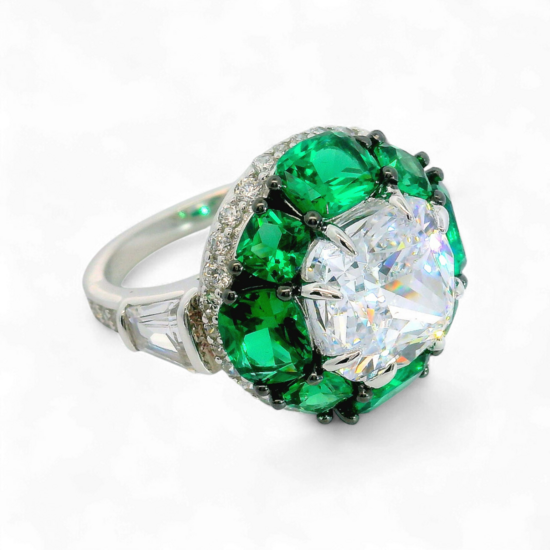 Anillo de esmeralda artificial y diamantes