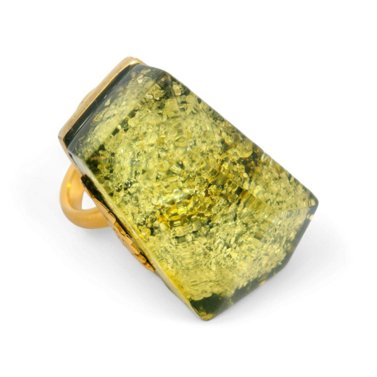 Anillo bañado en oro con ámbar verde