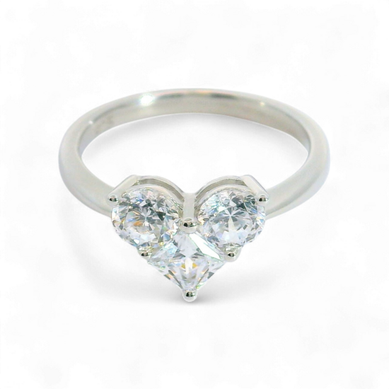 Anillo de diamantes artificiales en forma de corazón