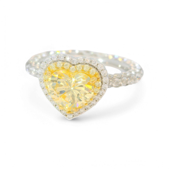 Anillo de diamantes amarillos artificiales en forma de corazón