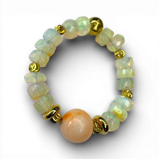 Anillo de coral rosa y ópalo