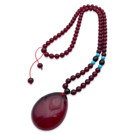 Roter Bernsteinanhänger mit Linse