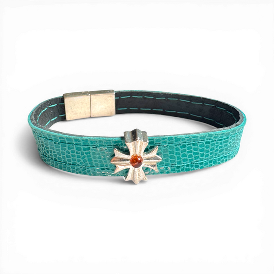 ```html
土耳其蓝皮革手链配琥珀
```