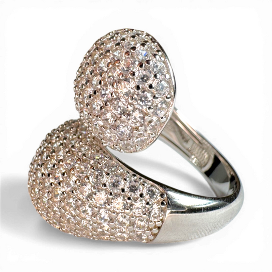 White contrarier bubble ring