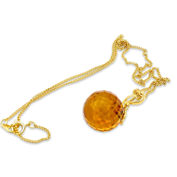 Amber pendant with gold-plated chain