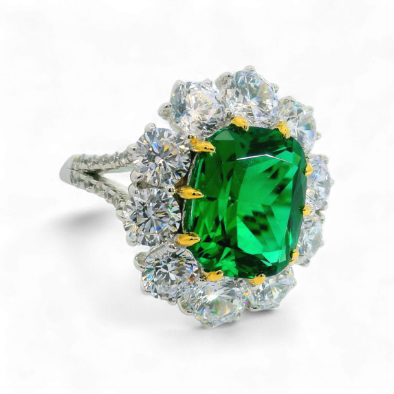 Anillo de esmeralda artificial y diamantes